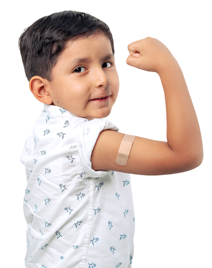 niño haciendo fuerza luego de vacunarse